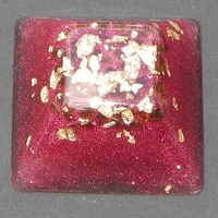 ORGONITE PETITE PYRAMIDE INCA Rouge