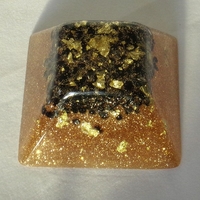 ORGONITE PETITE PYRAMIDE INCA  Dorée-noir
