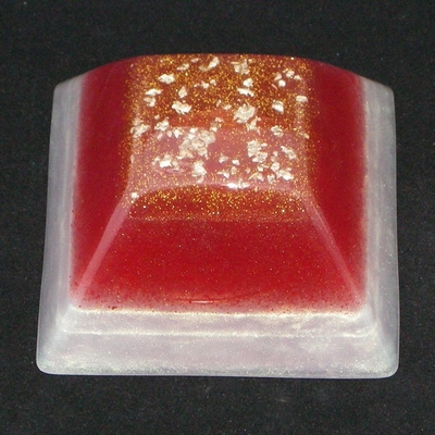 Orgonite-grande-pyramide-Rouge-blanc