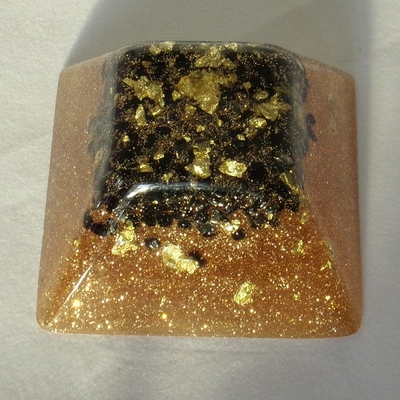 orgonite-petit-pyyramide-inca-bleu-dorée-noir