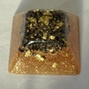 orgonite-petit-pyyramide-inca-bleu-dorée-noir